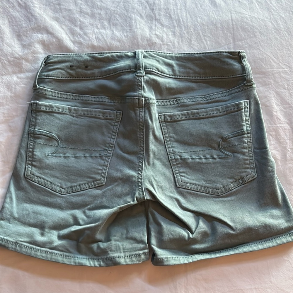 American Eagle jean shorts
Women/juniors size 2